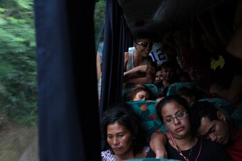 Caravana de migrantes en una