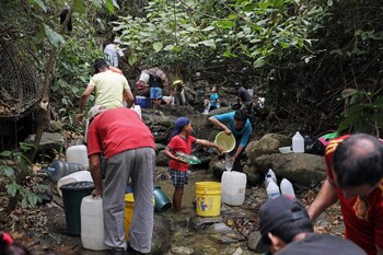 La gente llegó a otras corrientes cercanas a Caracas para buscar llenar sus baldes