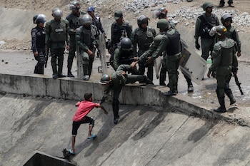 La Guardia Nacional Bolivariana llegó al lugar y retiró a todos los presentes por las insalubres condiciones, decisión que igualmente fue criticada por los ciudadanos