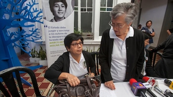 Emma Guadalupe Molina Theissen y su madre, Emma Theissen, mientras se preparaban para hablar con la prensa sobre su hermano Marco Antonio, quien fue detenido por los militares en 1981 y nunca lo han vuelto a ver (AP)