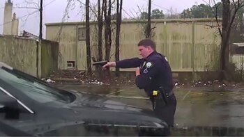 El policía resultó herido de