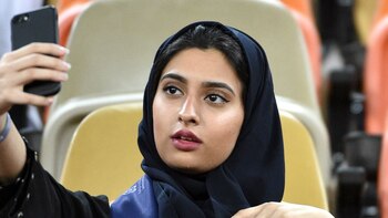 Una mujer saudita se saca una selfie en la tribuna del estadio de Jeddah, durante la reciente final de la supercopa italiana entre Juventus y Milán que se llevó a cabo en Arabia Saudita.