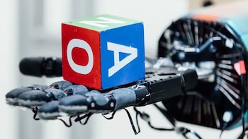 El robot Dactyl aprendió a