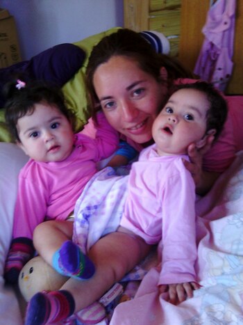 Las siamesas con su mamá.