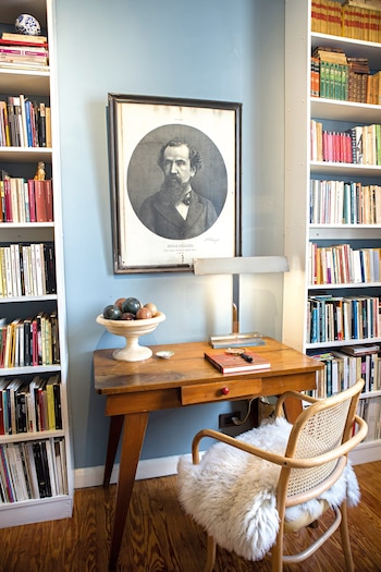 Una lámpara racionalista de bronce