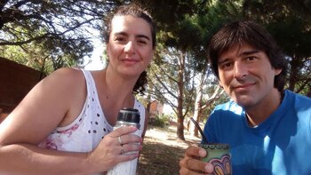 Juan junto a Magui. Están