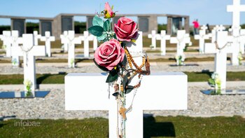 Las familias dejaron flores de