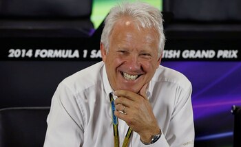 Charlie Whiting durante una conferencia