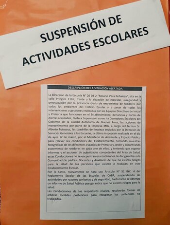 El cartel que informa la