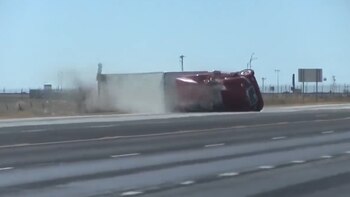 El tráiler fue arrastrado varios metros por la autopista 287 a unas 10 millas al norte de Amarillo (Foto: captura de pantalla)