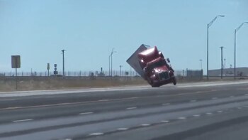 En un video puede verse el momento exacto en que la caja trasera de la unidad se levantó cuando recibió la ráfaga de viento (Foto: captura de pantalla)