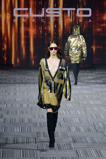 Vestidos ultra escotados y bucaneras