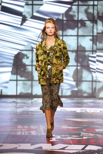 La estampa militar vuelve recargada