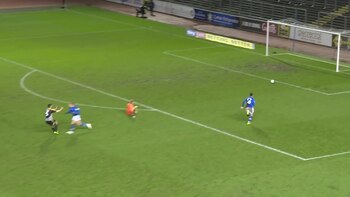 El delantero Hallam Hope agarró desprevenido al portero del Notts Country y se hizo viral