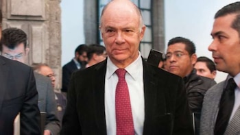 El escritor fue contratado para