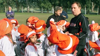 Rodeado de niños, en el