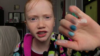 Kelly gana dinero a través