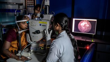 Una técnica revisa a un