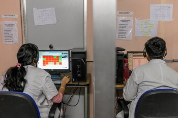 Médicos en Aravind comunicándose con