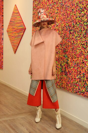 Prendas en rosa, verde, cobrizo