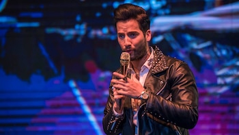 Carlos Torres interpreta a Charly