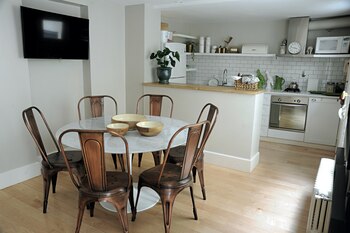 La cocina-comedor se conecta con