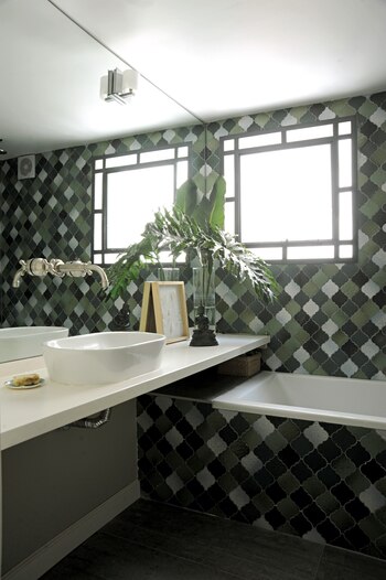 El baño, revestido con azulejos