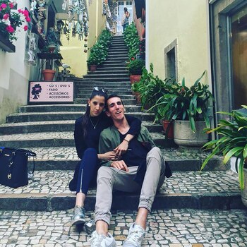 Álex junto a su novia,