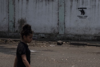 Un peatón pasa frente a