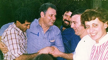 Al centro de la imagen el padre Rodolfo Ricciardelli