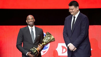 Kobe Bryant junto a Yao