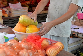 La gente hace su pedido