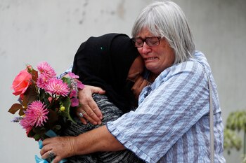 Dos mujeres se funden en