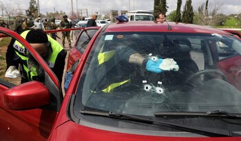 La policía forense israelí inspecciona