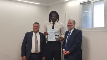 El deportista muestra los papeles