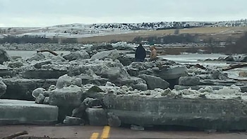 Las inundaciones tenían previsto persistir todo el fin de semana en los estados en los que la congelación está previniendo que la lluvia y la nieve derretida se filtren en el suelo