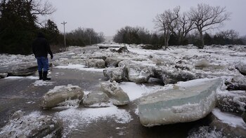 Se producen por la combinación de heladas, que congelan la capa superior de la corriente, y el aumento del caudal, lo que hace que se desborde el hielo