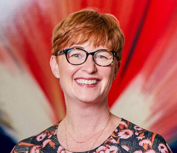 Sara Latham, la asesora de