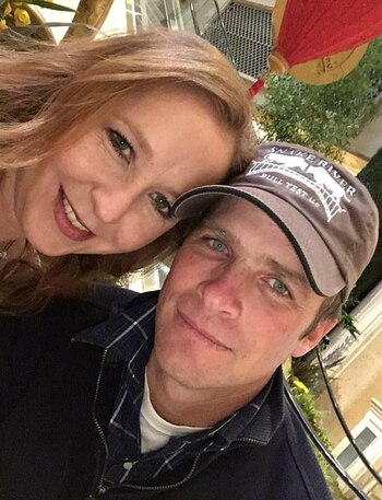 Whitaker y su esposo (Facebook)