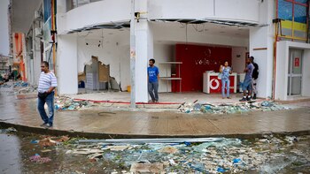 Residentes y comerciantes son vistos