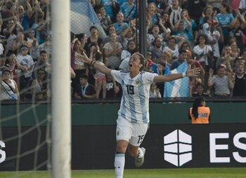 Banini festejando el tercer gol