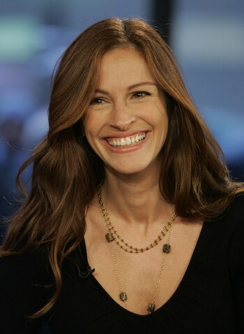 Morena y pelo más lacio.