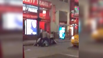 Un conductor grabó todo desde su vehículo y notó que el agresor portaba un arma (Foto: Captura)