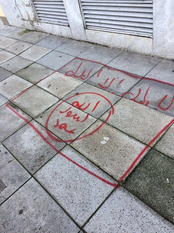 La pintada apareció en el