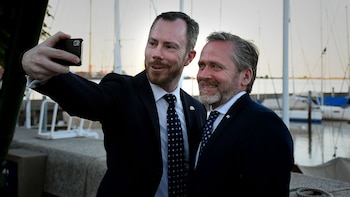 El ministro de Medio Ambiente y Agricultura, Jakob Ellemann-Jensen y Ministro de Relaciones Exteriores, Anders Samuelsen, posan juntos para un selfie con la imagen del atardecer en Puerto Madero