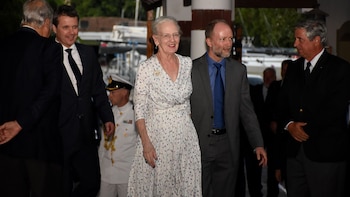 Su majestad de Dinamarca y el embajador danés