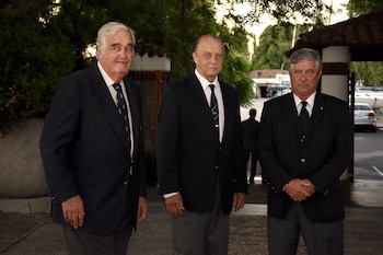Los anfitriones, de izquierda a derecha, Diego Peralta Ramos-comodoro- Juan Cernadas-secretario honorario; Jorge Jauregui-vicecomodoro del Yatch Club Argentino