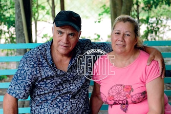 Luis abrazando a Nancy Colazo,