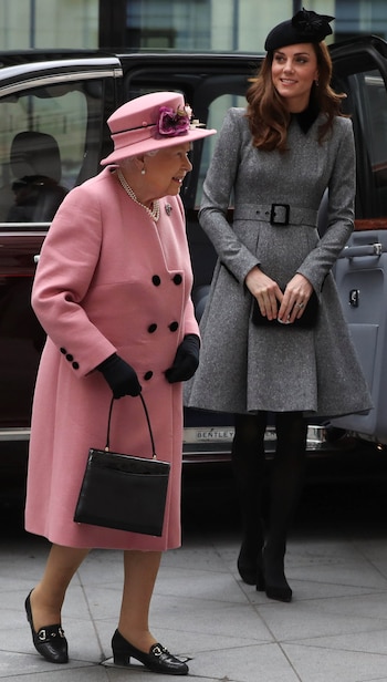 El mes pasado, la reina Isabel II y Kate Middleton hicieron su primera salida en solitario (Reuters)