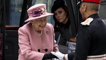 La reina Isabel y la duquesa de Cambridge tiene su primer compromiso juntas y en solitario